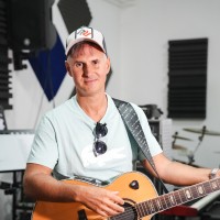 Flirrt, Rok Lunaček - !!!Rok Lunaček je gonilna sila skupine, ki piše tekste tako za Flirrte kot za