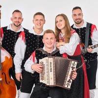 Guštne muzikante sestavljajo Niko Armič, Leon Kovše, Jan Rat, Tjaša Kelc in Nik Stopinšek