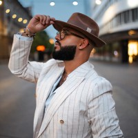 Tilen Lotrič se kot pevec rad preizkuša tudi zunaj svojega območja udobja