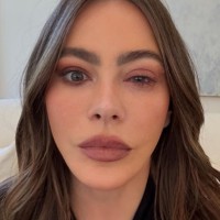 Sofia Vergara - Sofia Vergara je zaradi alergijske reakcije namesto na rdečo preprogo emmyjev, moral