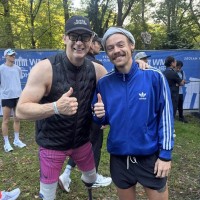 harry styles - Harry Styles je odtekel maraton z odličnim časom, na cilju pa se je fotografiral z dv