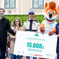 Predaja donacije za projekt Botrstvo v športu