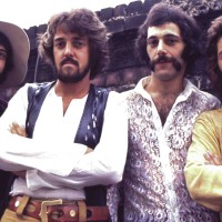 Mungo Jerry, skupina, sestavljena okoli Raya Dorseta, je 1970 izdala prvo pesem In the Summertime, k