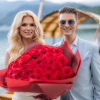 Damjan jo je pričakal s 50 vrtnicami, simbolom vsakega leta njenega leta in simbolom ljubezni