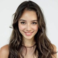 Tilly Norwood - To je mlada igralka Tilly Norwood, ki jo je v resnici ustvarila umetna inteligenca