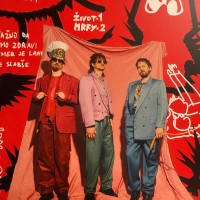 Skupina je ob premieri razkrila še eno veliko novost: njihov priljubljeni album Helo je zdaj prvič n