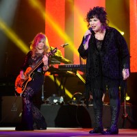 Nancy in Ann Wilson sta gonilna sila skupine že 40 let kot dve od najmočnejših žensk v zgodovini sod
