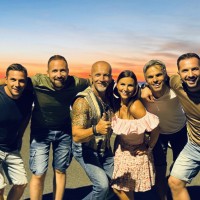 V videospotu, ki so ga snemali na toplih primorskih lokacijah, se jim je pridružil tudi sam Dominik