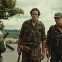 Vredno življenja se osredotoča na štiri mlade švedske vojake, ki so poslani v bosansko vas Stupni Do