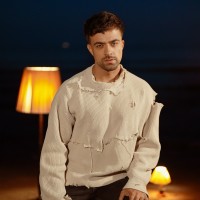 Skladba Ranjena govori o tem, da si priznamo, da smo samo ljudje, da nas lahko boli in da to ni nič