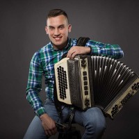 Timoteju Lukežiču je frajtonarica zvesta spremljevalka na vseh nastopih