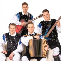 Z novo skladbo ansambel ostaja zvest svojim koreninam, hkrati pa s svežino in iskrenostjo prinaša do