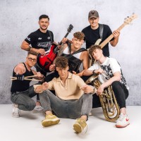 Pesem Za praznike smo doma napoveduje praznično vzdušje in nadaljuje glasbeno zgodbo, ki jo Firbci v