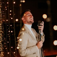 Skladba Moj božič si ti bo poslušalcu pričarala toplino in nas ob svojih nežnih zvokih spomnila na t