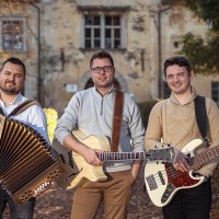 Člani ansambla Prva liga so Jernej Mesojedec, Jernej Zupan in Tadej Verce