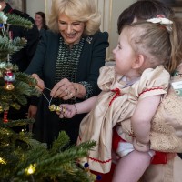 Kralica Camilla - Kralica Camilla je z otroci krasila božično smrečico
