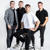 S skladbo Kuferan ansambel Opev znova dokazuje, da zna ujeti utrip časa in vsakdanjih prigod ter jih