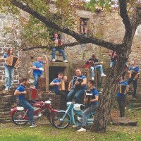 Videospot prikazuje utrip Izole, povezanost članov društva in ljubezen do glasbe, ki jih združuje ž