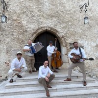 Ansambel Modrijani sestavljajo Blaž Švab, Rok Švab, Peter Oset, Franjo Oset in Sergije Lugovski