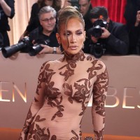 Jennifer Lopez ne more iz svoje kože – vse bolj je nedostopna in vzvišena