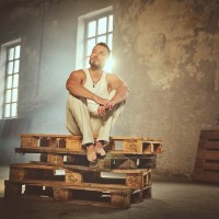 Simon ROSC se z novo skladbo Povzdigni glas vrača h glasbi v povsem novi, drznejši podobi – z mešani