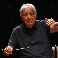 profimedia-Za svoj 90. rojstni dan bo 29. aprila v Firencah dirigiral Beethovnovo Deveto simfonijo. Leta 2024 je po nekajletnem premoru znova nastopil tudi v Ljubljani, na Festivalu Ljubljana.