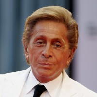 Valentino Garavani sam v svojem značilnem slogu: zadržan, eleganten in brezčasen, tako kot njegove stvaritve