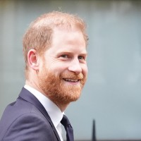 Nasmejani Harry se je v London vrnil sam in očitno mu samostojni obisk dobro dene