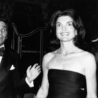 Jacqueline Kennedy Onassis v družbi Valentina ob prihodu v London, 21. junij 1976