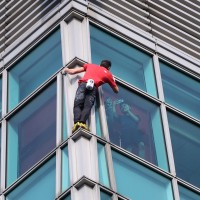 Skroraj v vsakem nadstropju so ga iz notranjosti fotograf