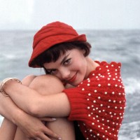 Natalie Wood na izletu z ladjo v petdesetih letih, ujeta v sproščenem trenutku daleč od studijskih l