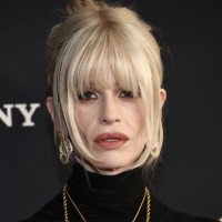 Kelly Osbourne v črnem, dostojanstven in čustveno nabit poklon očet