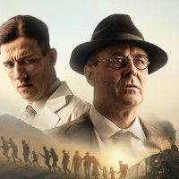 Jernej Kuntner in Matevž Müller v vlogah zdravnikov, ki sredi povojnega kaosa sledita vesti in Hipok