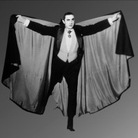 Na lastno željo družine je bil pokopan v črnem vampirskem plašču, s čimer se je simbolično za vedno