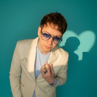 Gino Marino je hrvaški kantavtor in pevec, ki se uveljavlja na regionalni glasbeni sceni