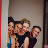 Gregor Ravnik in njegova ekipa v sproščenem trenutku tik pred nastopom – energija in povezanost, ki sta zaznamovali koncert v Goa