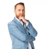 Aleksander Pozvek bo v novi oddaji Vse najboljše novice vsak četrtek gledalcem prinašal zgodbe, ki poudarjajo dobro v ljudeh