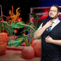 Sašo Stare, stand-up komik in televizijski voditelj, ki gledalce na POP TV vodi