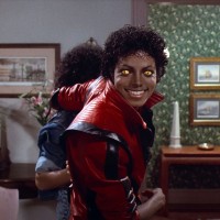Michael Jackson v znamenitem rdečem suknjiču iz videospota Thriller, ki je leta 1983 spremenil zgodo