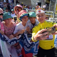 pogacar selfi.jpg