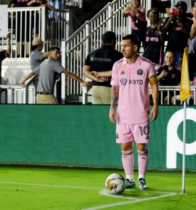 Bizaren prizor s tribun! Po Messijevi menjavi je sledil šokanten odziv gledalcev, to morate videti! (video)