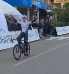 Ojoj! Zmeda slovenskega kolesarja! Mislil je, da je zmagal, a zgodilo se je tole.