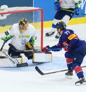 Hud udarec za slovenske hokejiste že na uvodni tekmi svetovnega prvenstva