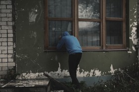 Ukradel štiri zaboje piva in hrano