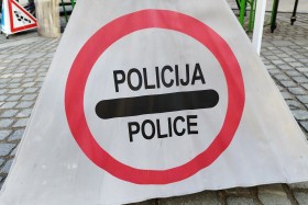 Ne Senovem pod vplivom alkohola trčil v parkirano vozilo