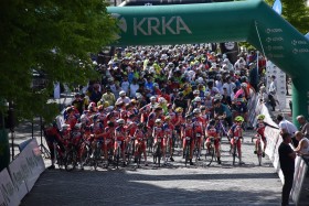 Množica kolesarjev Po dolini reke Krke