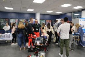 Karierni sejem UNM 2026 uspešno povezal mlade in delodajalce