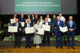 Velika znaka Vlasti Moškon in Vladu Bezjaku