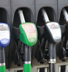 Cene bencina in dizla zunaj avtocest so se opolnoči znižale