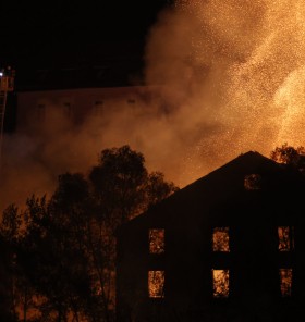 V Kranju izbruhnil velik požar, 67 stanovalcev evakuiranih, spremenjen prometni režim